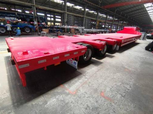 Tire exposed lowbed semitrailer
