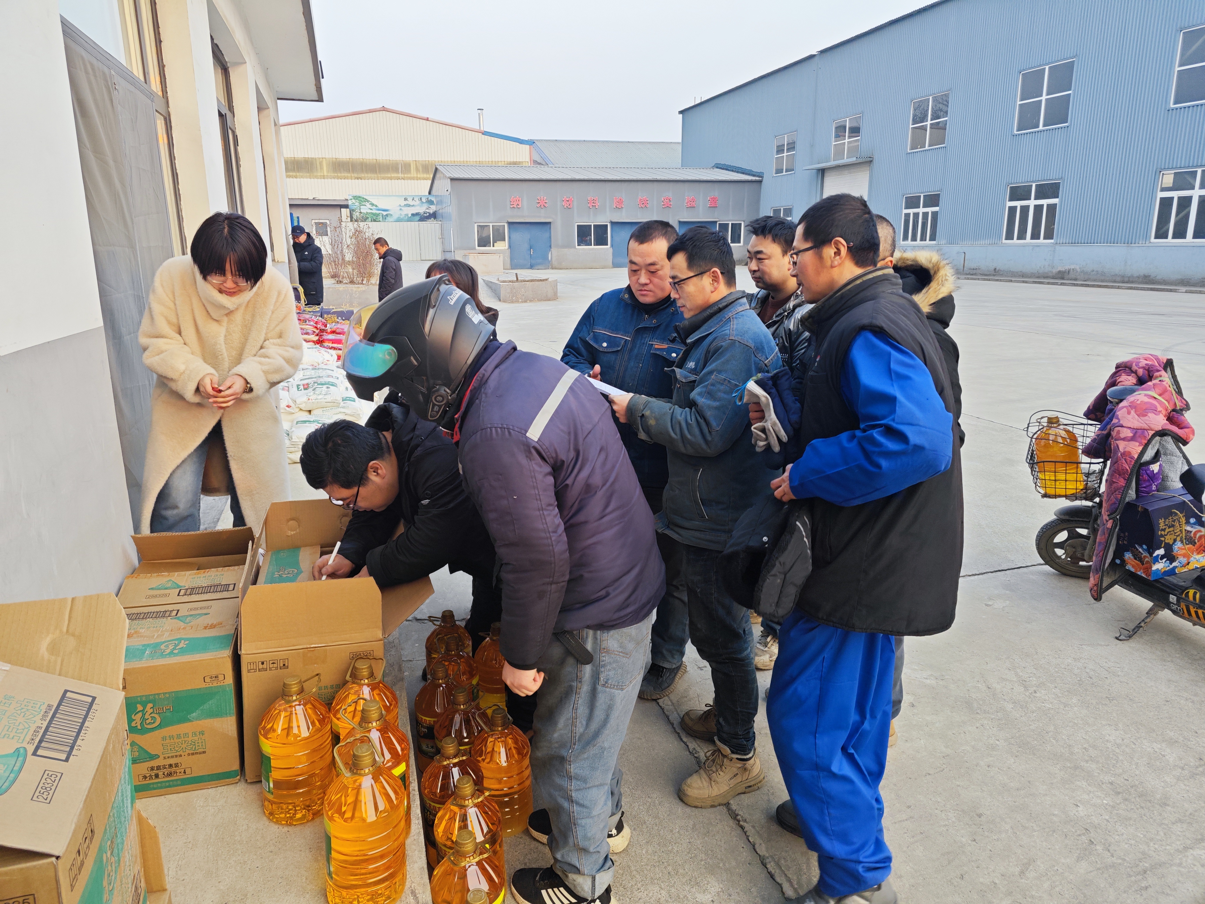 The Spring Festival is approaching, Tangshan Shibang welfare distribution scene is bustling
