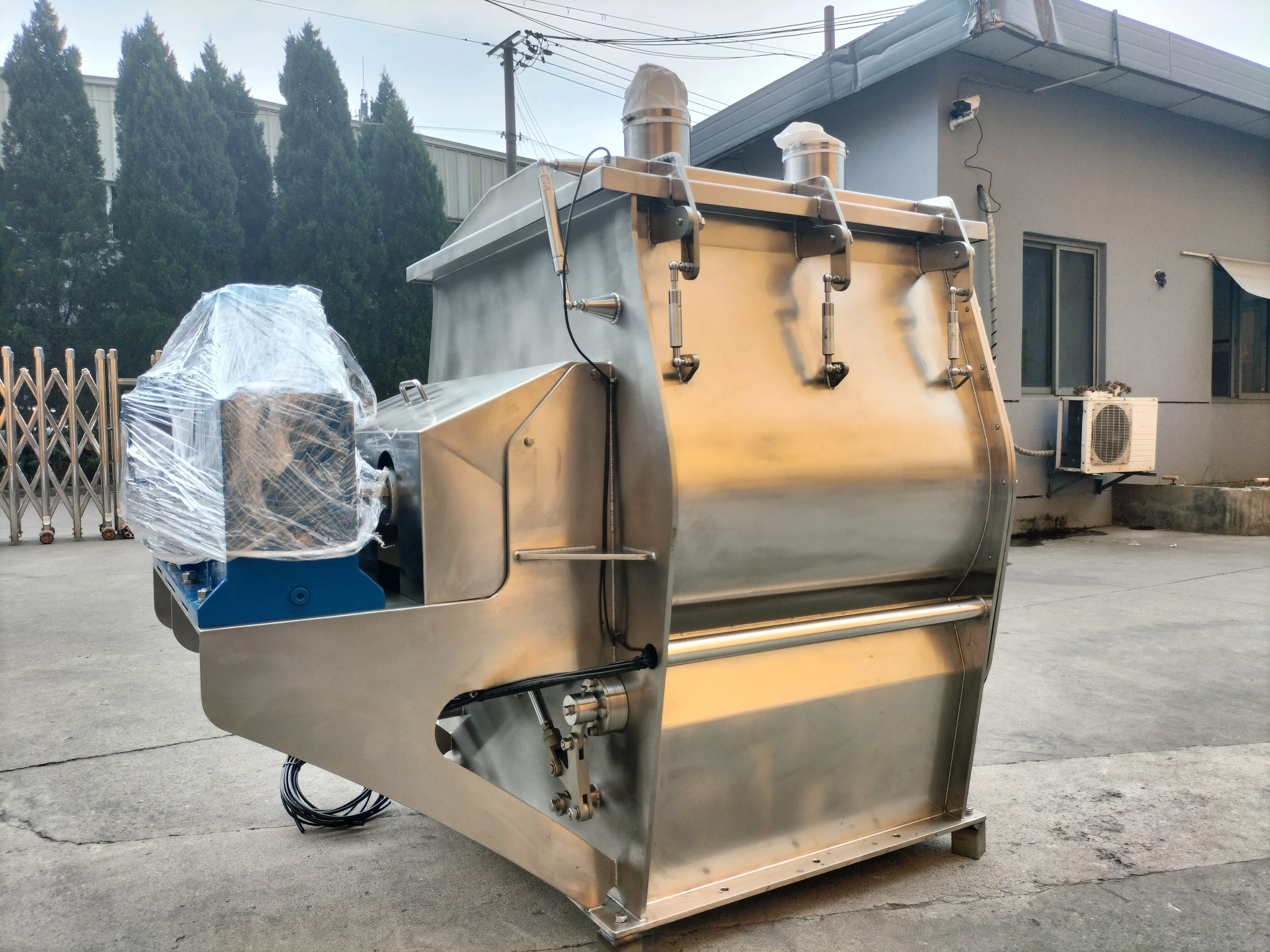 What are the special requirements for mixers in the pharmaceutical industry?