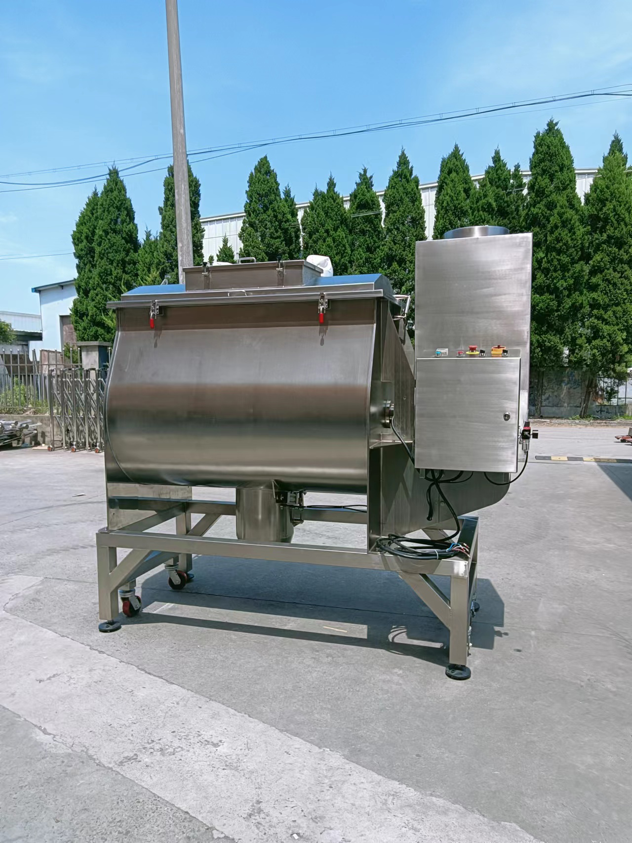 What are the differences in hybrid machine selection between small and large enterprises?