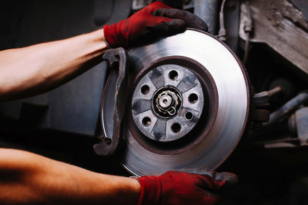 The difference between brake discs and brake pads, should brake pads and brake discs be replaced together?