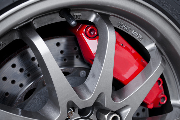 To what extent should car brake discs be replaced?