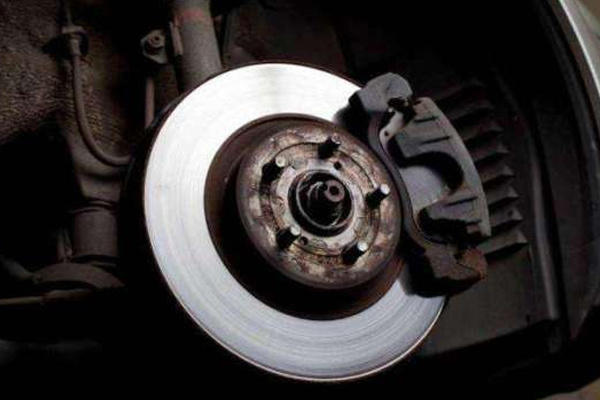 There are problems with the quality and material of the brake disc itself. The machining accuracy is not enough or the casting deviation is large. No dynamic balance is done, causing trembling.