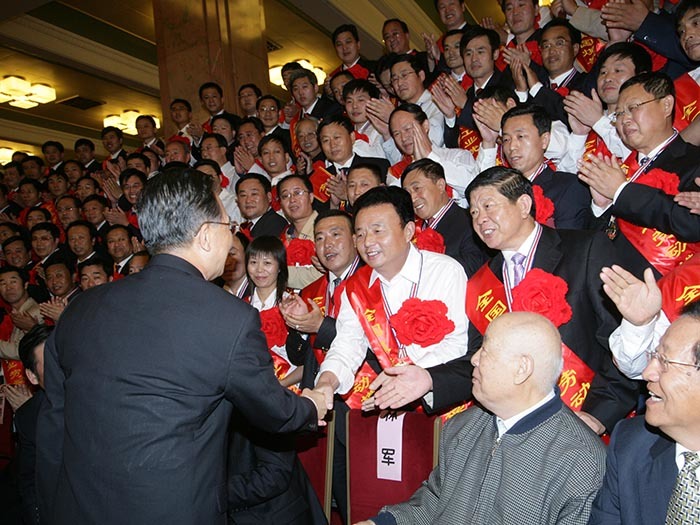 2007年9月27日 ，温家宝总理接见全国煤炭系统工业劳动模范时与袁占国亲切握手