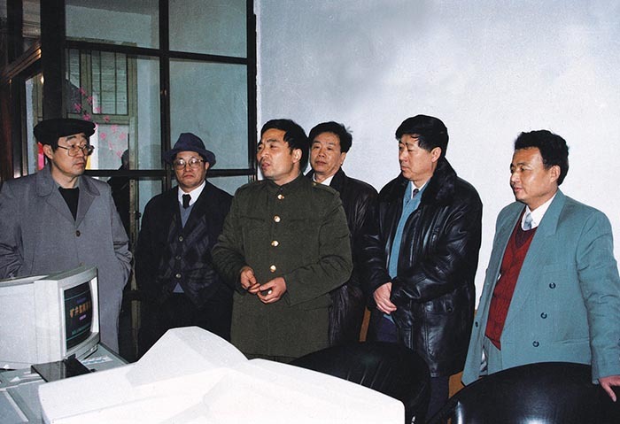 1996年1月12日，时任煤炭工业部副部长王显政（右二）到磴槽煤矿视察工作