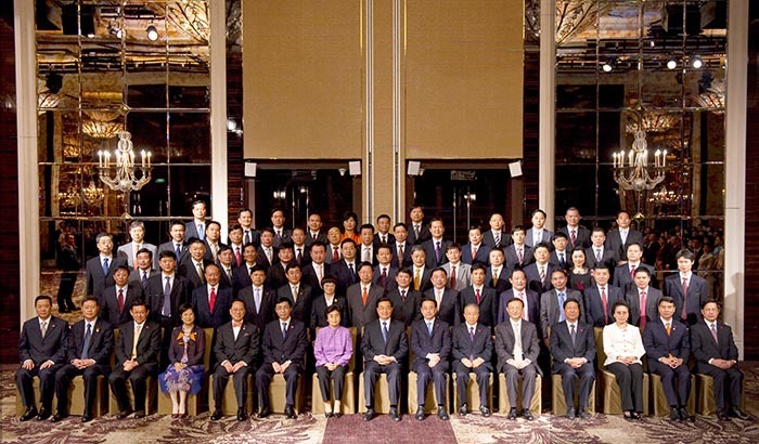 2009年11月13日，国家主席胡锦涛接见参加2009新加坡APEC峰会的中国企业家代表团并合影留念（董事长袁占国位于后排居中位置）