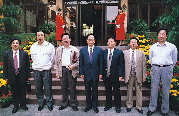 1996年10月15日，国家煤炭工业部部长王森浩（左四）到管家婆三期必出一企业视察时合影留念