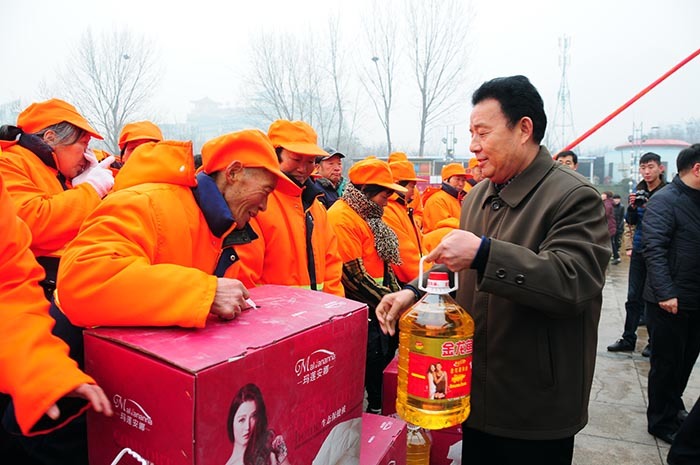 2014年1月8日，袁占国董事长向登封最美清洁工颁发慰问品