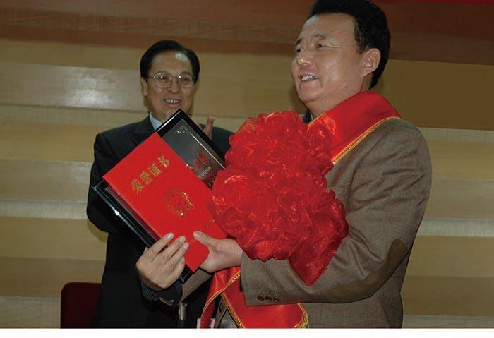 2007年2月13日，河南省委书记徐光春为董事长袁占国颁发“河南省优秀民营企业家”荣誉证书