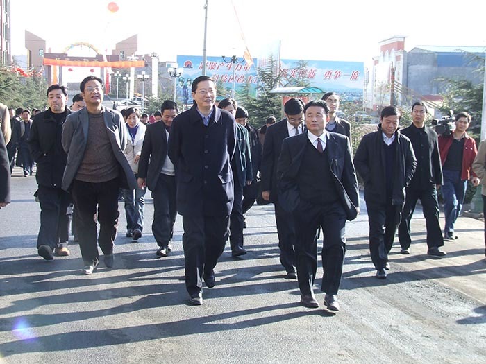 2006年12月14日，国家煤矿安全监察局监察司司长宋元明（前排左）视察管家婆三期必出一企业