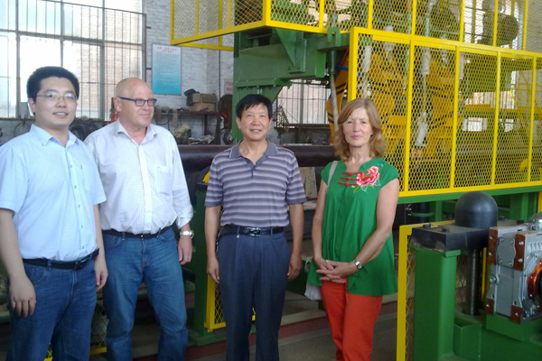Photo with Saudi guests in front of the equipment to be delivered
