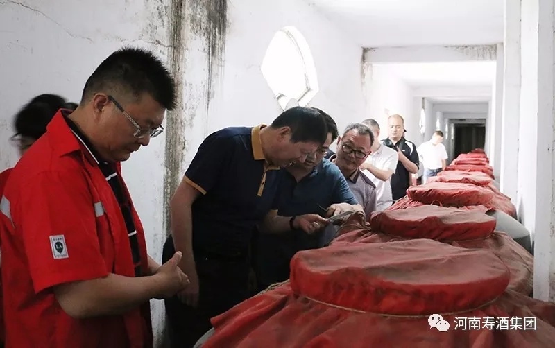 新乡市工信委主任杜家武一行走进寿酒集团调研