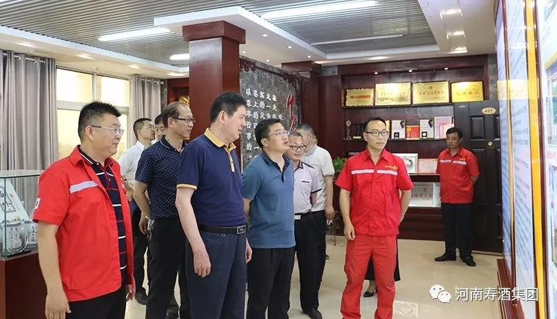 新乡市工信委主任杜家武一行走进寿酒集团调研