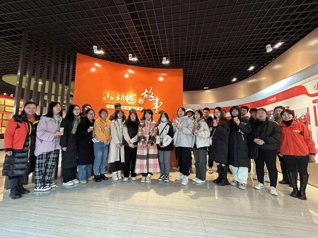 Students From The Food Department of Yangtze University Visited Xiaohu Duck Co.,Ltd for Learning And Observation.