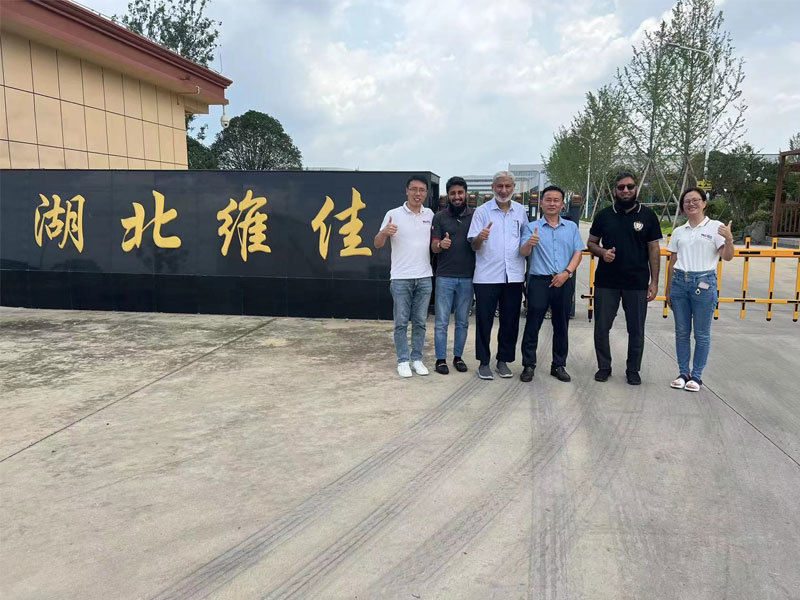 Customer visits white oil factory Customer visits white oil factory