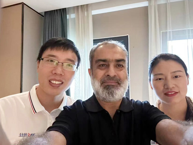 Take photos with clients at the hotel Take photos with clients at the hotel