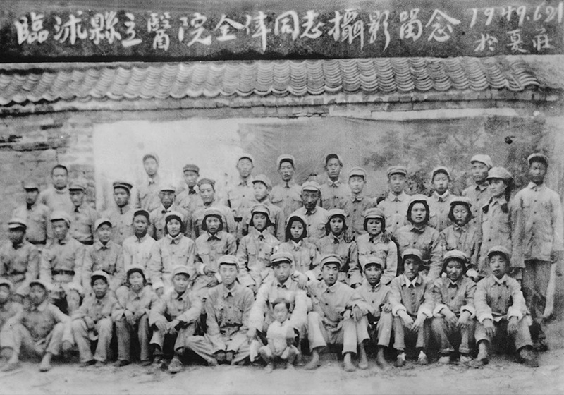 1949年6月21日,縣長(zhǎng)單永和(前排右6)與全院職工合影 1949年6月21日,縣長(zhǎng)單永和(前排右6)與全院職工合影