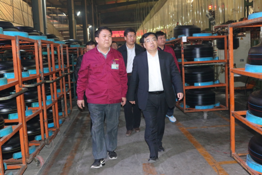 3月8日县委书记张乾山一行人到我公司调研，公司董事长、总经理安军全程陪同