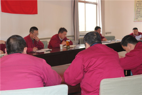 中层向导会上，，，，，各部分所作述职报告场景