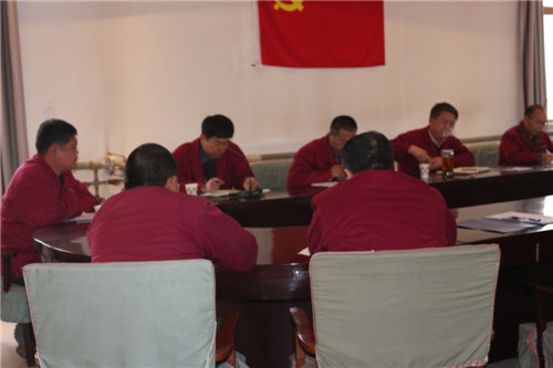 中层向导会上，，，，，各部分所作述职报告场景