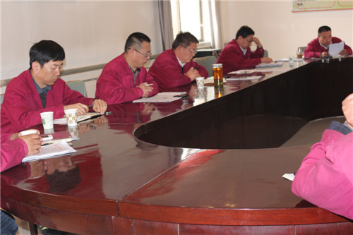 中层向导会上，，，，，各部分所作述职报告场景