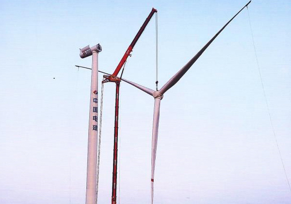 南通市神龍機(jī)械施工工程有限公司風(fēng)電安裝、風(fēng)電維修神器1020起重機(jī)在江西龍南雷公山安裝風(fēng)電
