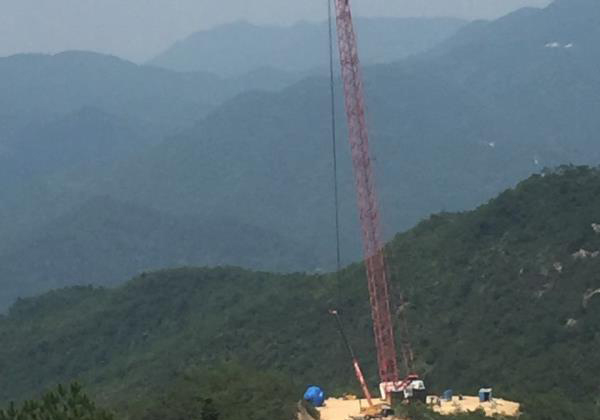 南通市神龍機(jī)械施工工程有限公司風(fēng)電安裝、風(fēng)電維修神器1020起重機(jī)在江西龍南雷公山安裝風(fēng)電