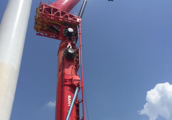 南通市神龍機(jī)械施工工程有限公司風(fēng)電安裝、風(fēng)電維修神器1020起重機(jī)在江西龍南雷公山安裝風(fēng)電