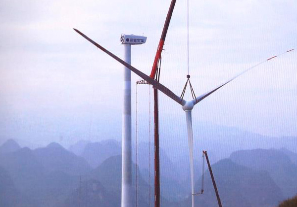 南通市神龍機(jī)械施工工程有限公司風(fēng)電安裝、風(fēng)電維修神器1020起重機(jī)在江西龍南雷公山安裝風(fēng)電