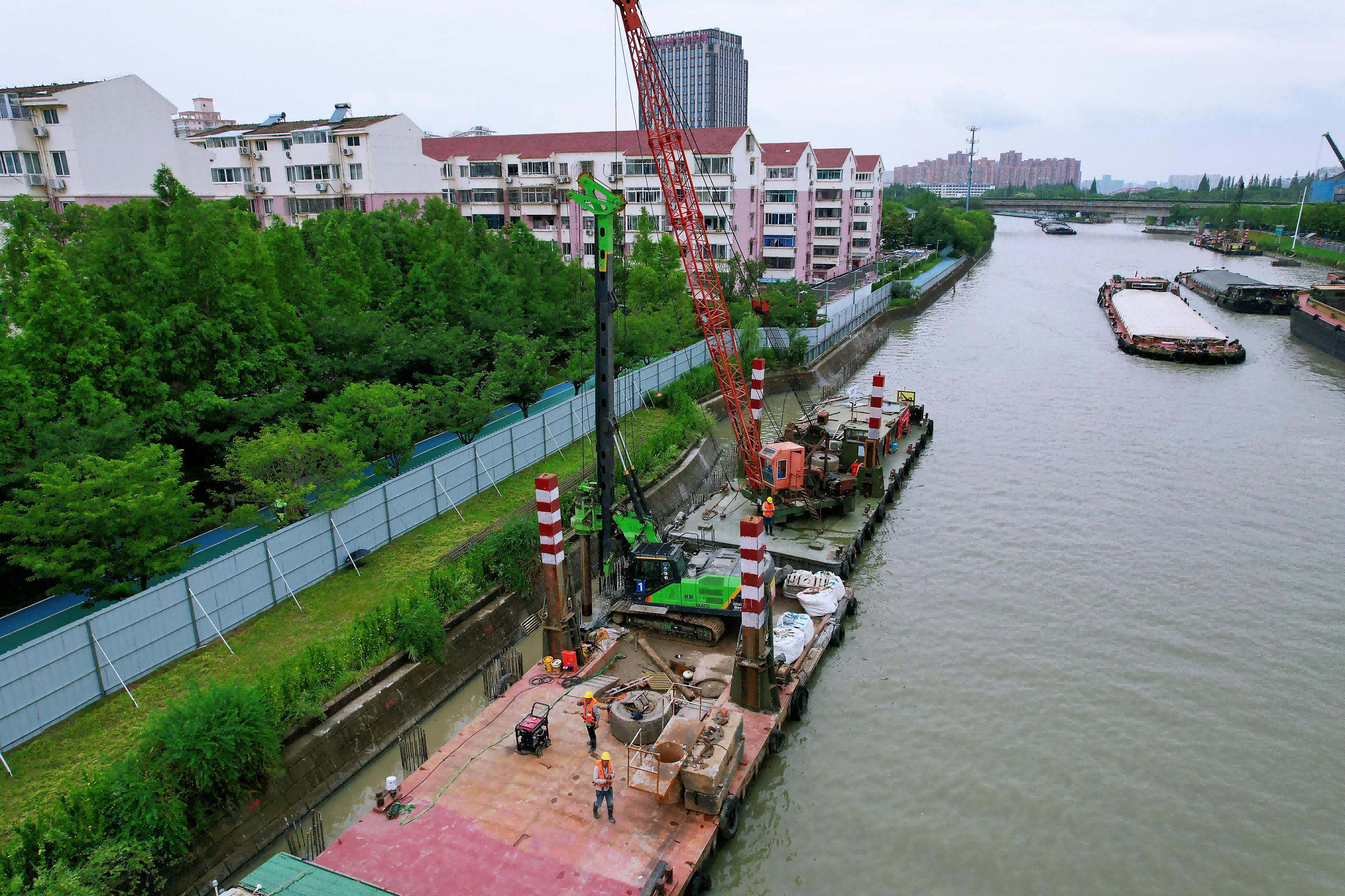 水上護坡顯鋒芒 泰信旋挖化身“運河保衛員“┃泰信機械多臺中小型旋挖鉆機船上施工助力運河護坡工程