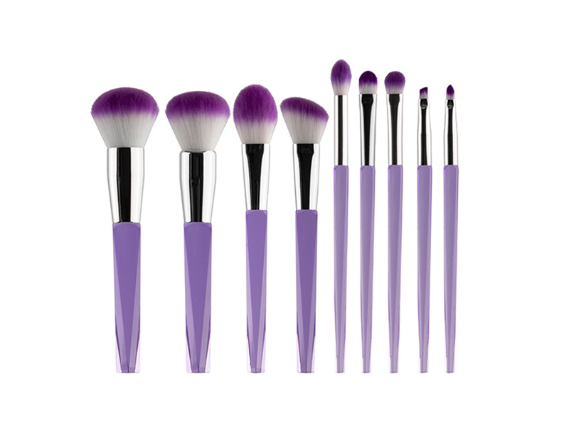 Do you know the correct way to use makeup brushes?