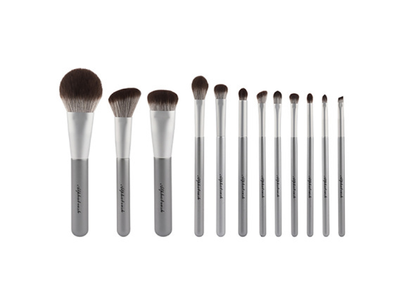 What kind of makeup brush should beginners use?