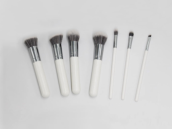 Do you know how to use makeup brushes