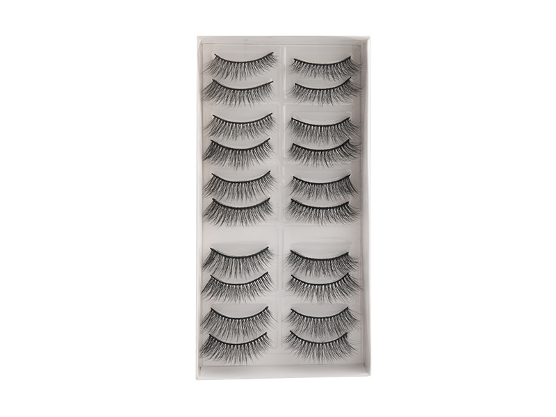 False Eyelashes vs. Mascara: Which Reigns Supreme in the Beauty Battle?