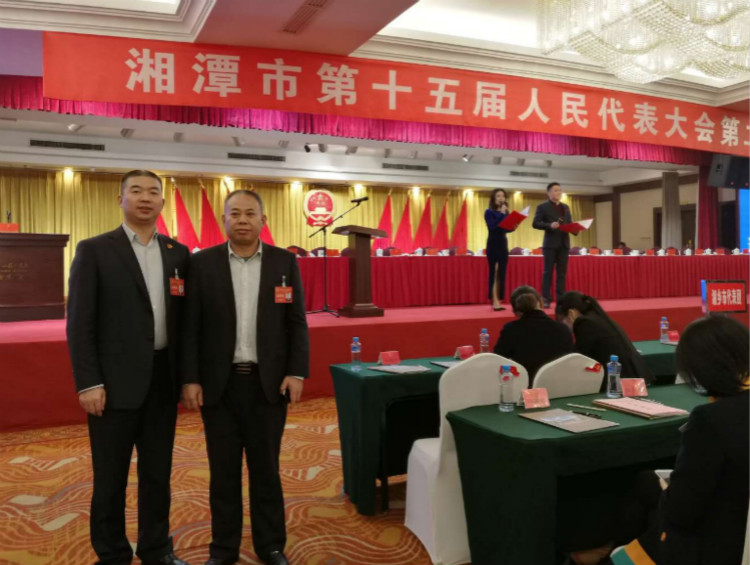 Wang Yingmao, chairman of the board of directors of Xiangtan City, a deputy to the 15th National People's Congress of Xiangtan City, won 10 excellent suggestion awards.