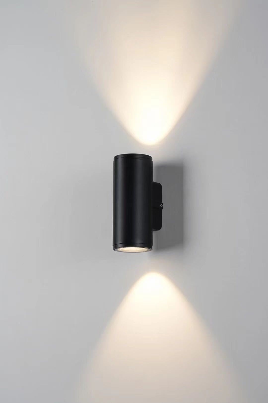 Aluminum outdoor wall light
