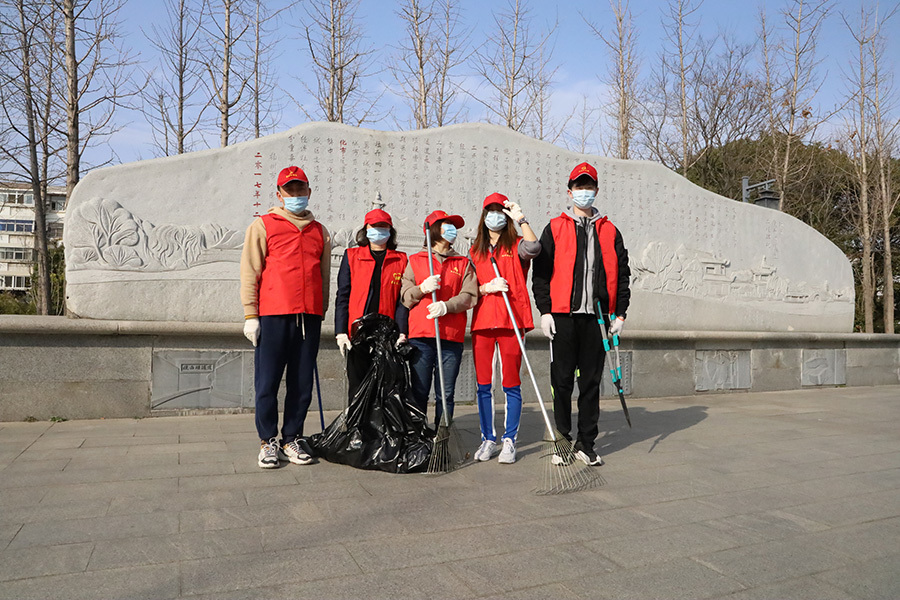 集團(tuán)志愿者前往北門遺址公園開展義務(wù)衛(wèi)生清掃活動(dòng)