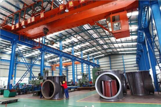 Spacious assembly plant and lifting equipment