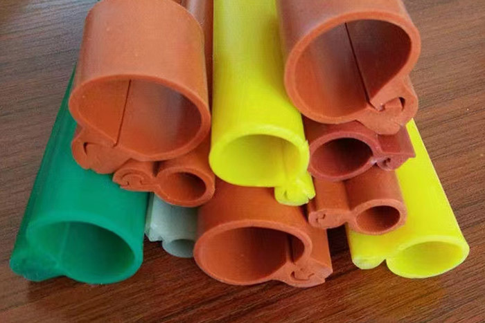 What are the characteristics of silicone abnormals