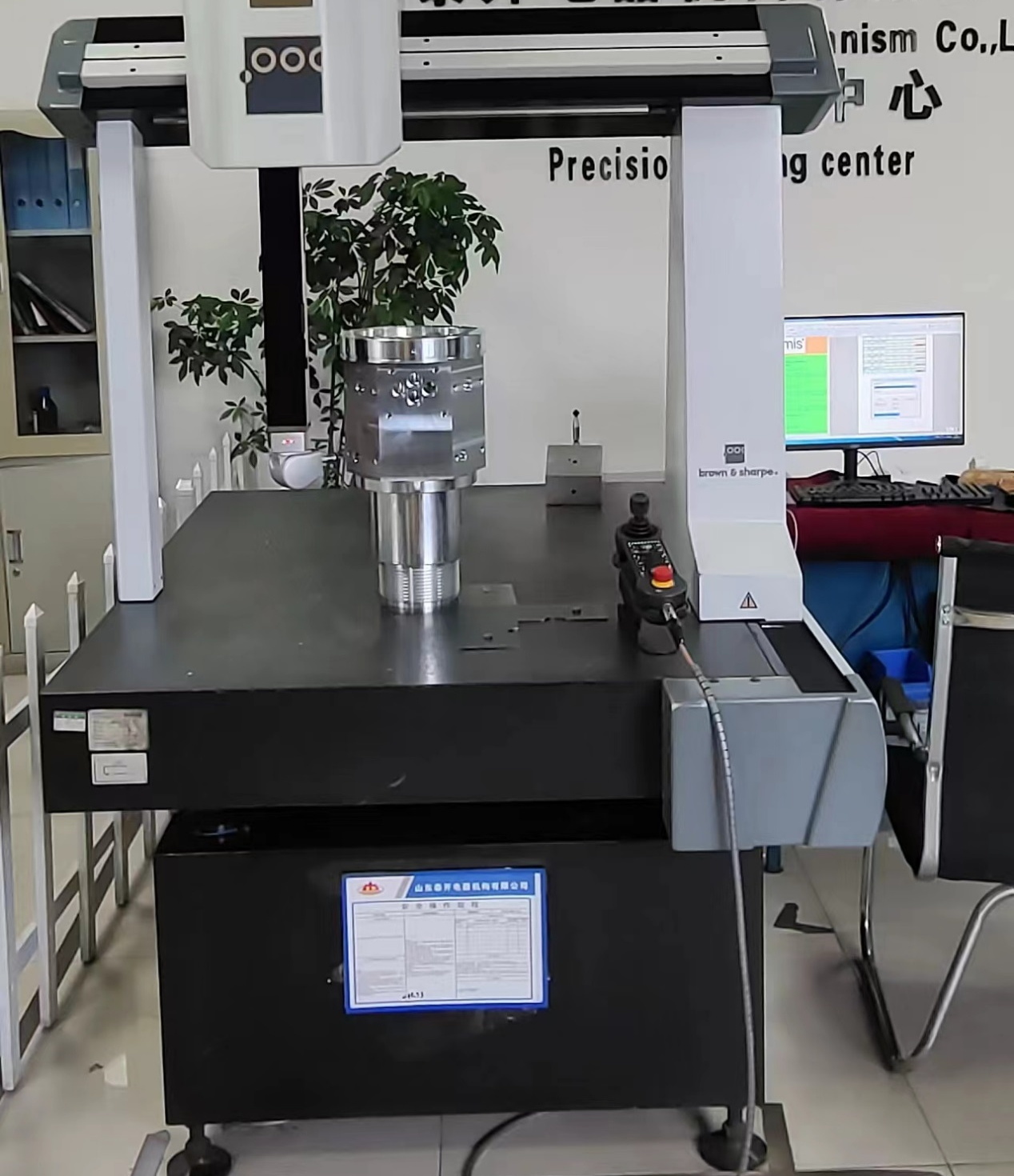 Three coordinate measuring instrument