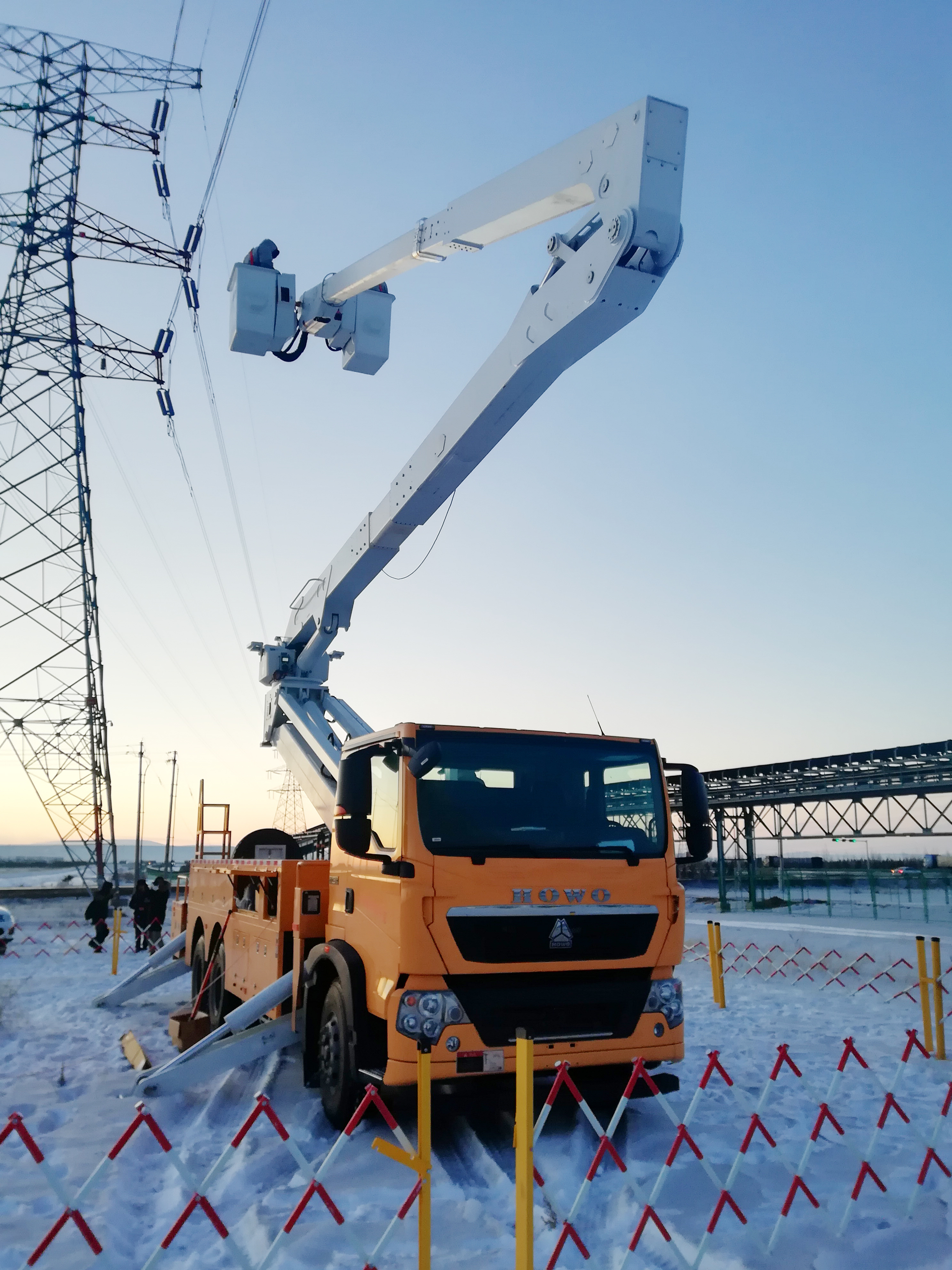 Insulated bucket arm truck for transmission lines Insulated bucket arm truck for transmission lines