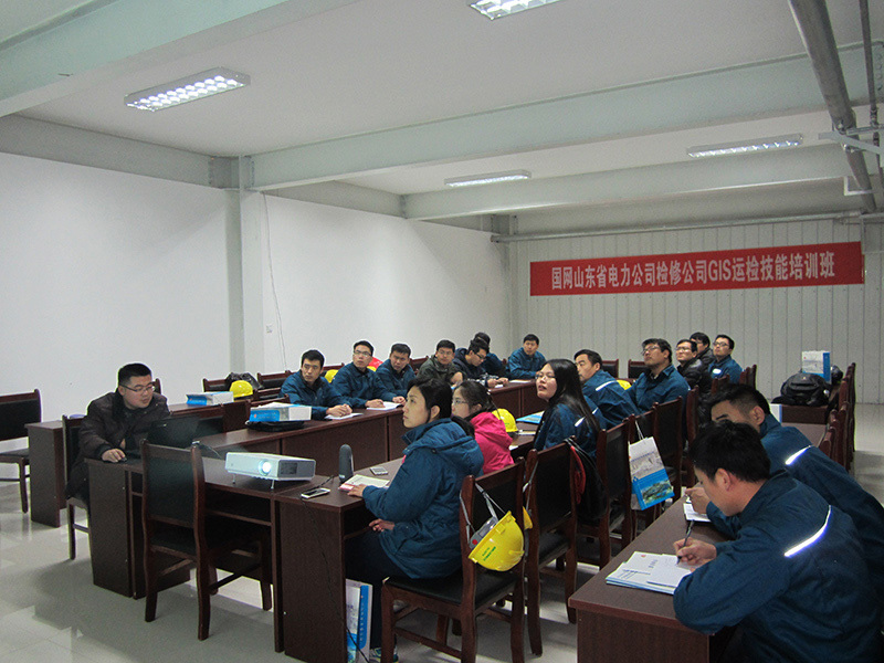 Trainees from State Grid Shandong Electric Power Company are engaging in theoretical knowledge learning