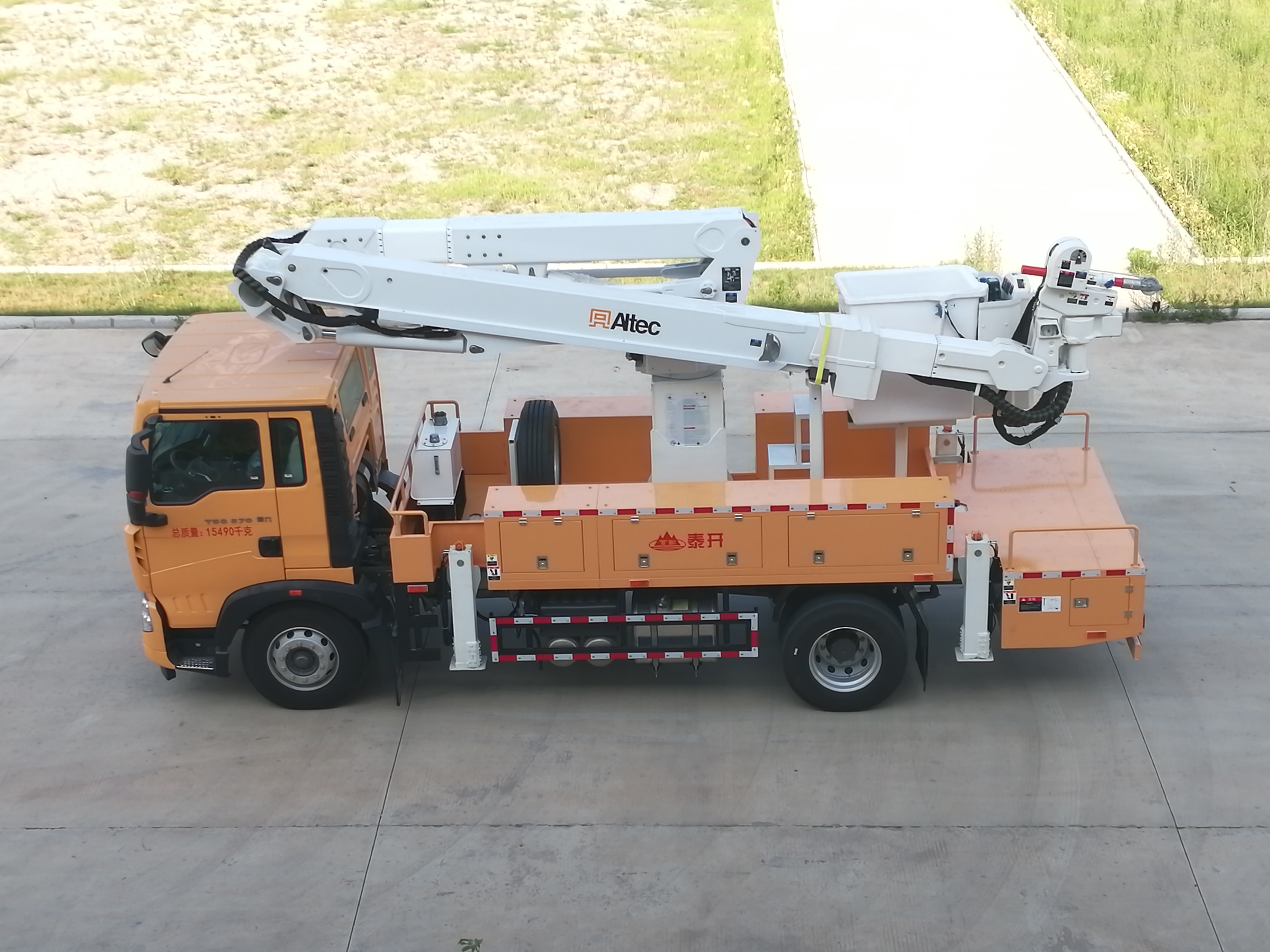 Distribution network insulation bucket arm truck (2) Distribution network insulation bucket arm truck (2)