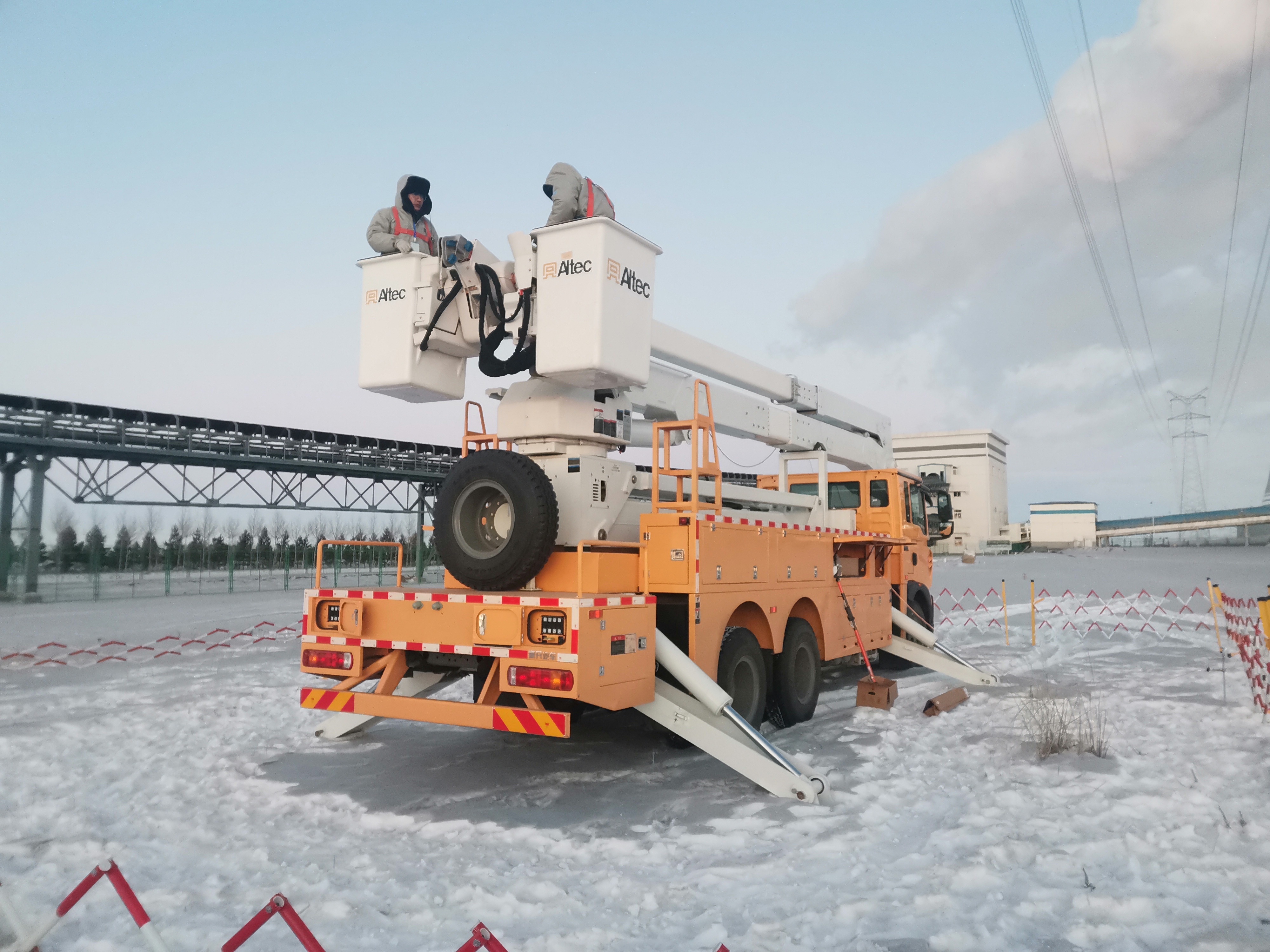 Insulated bucket arm trolley for transmission lines (6) Insulated bucket arm trolley for transmission lines (6)