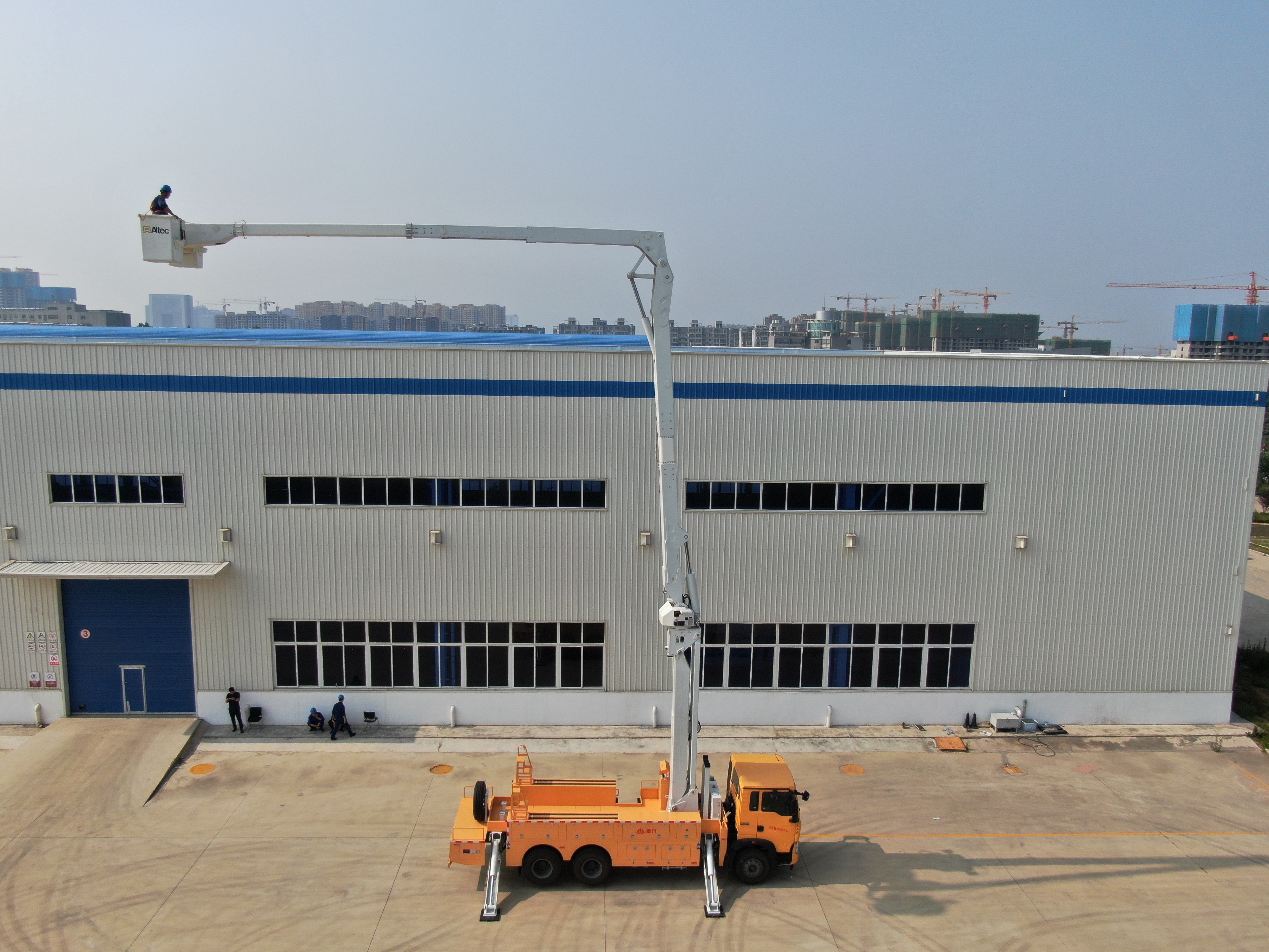 Insulated bucket arm trolley for transmission lines (7) Insulated bucket arm trolley for transmission lines (7)