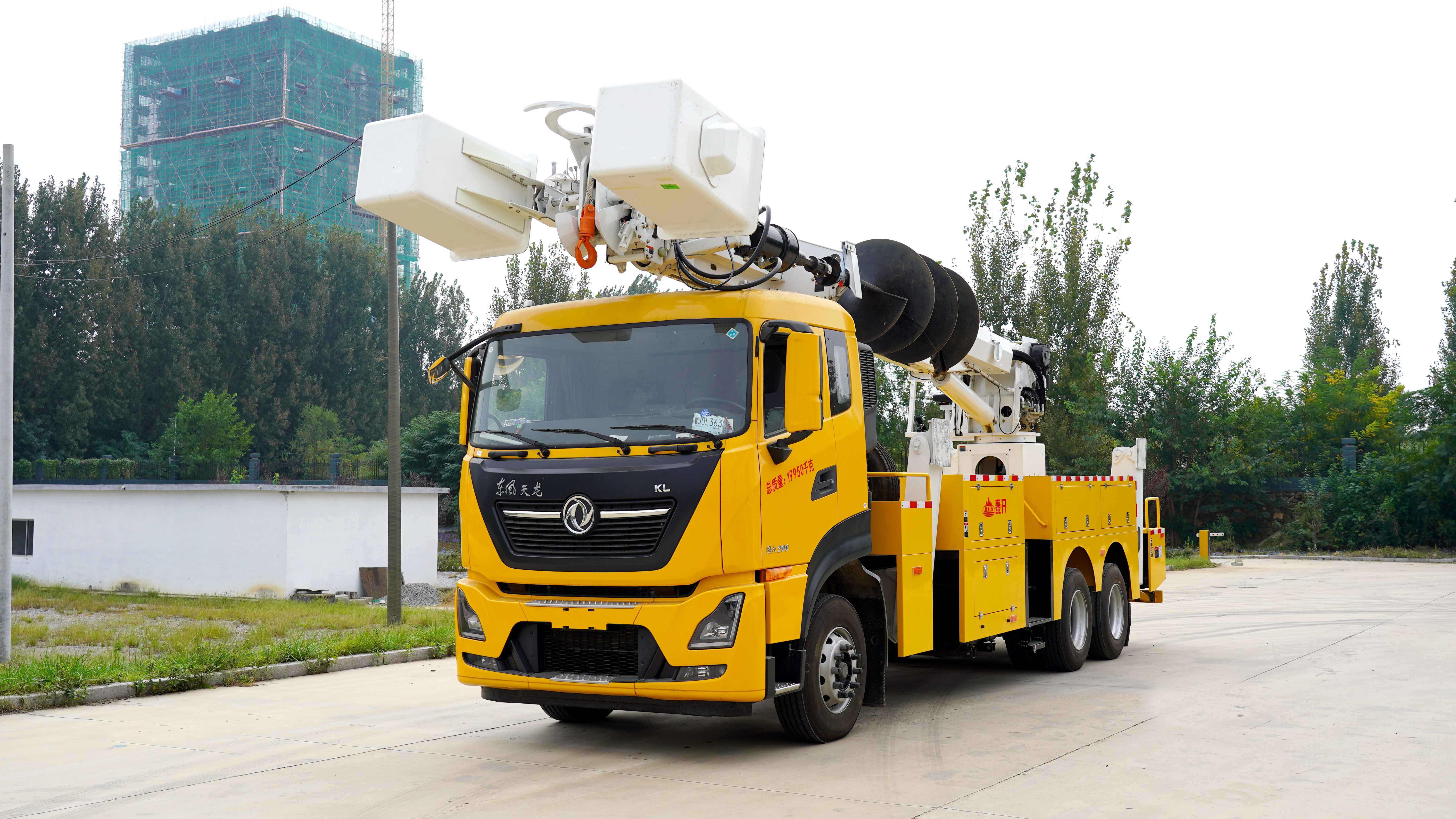 Line pole comprehensive operation vehicle Line pole comprehensive operation vehicle