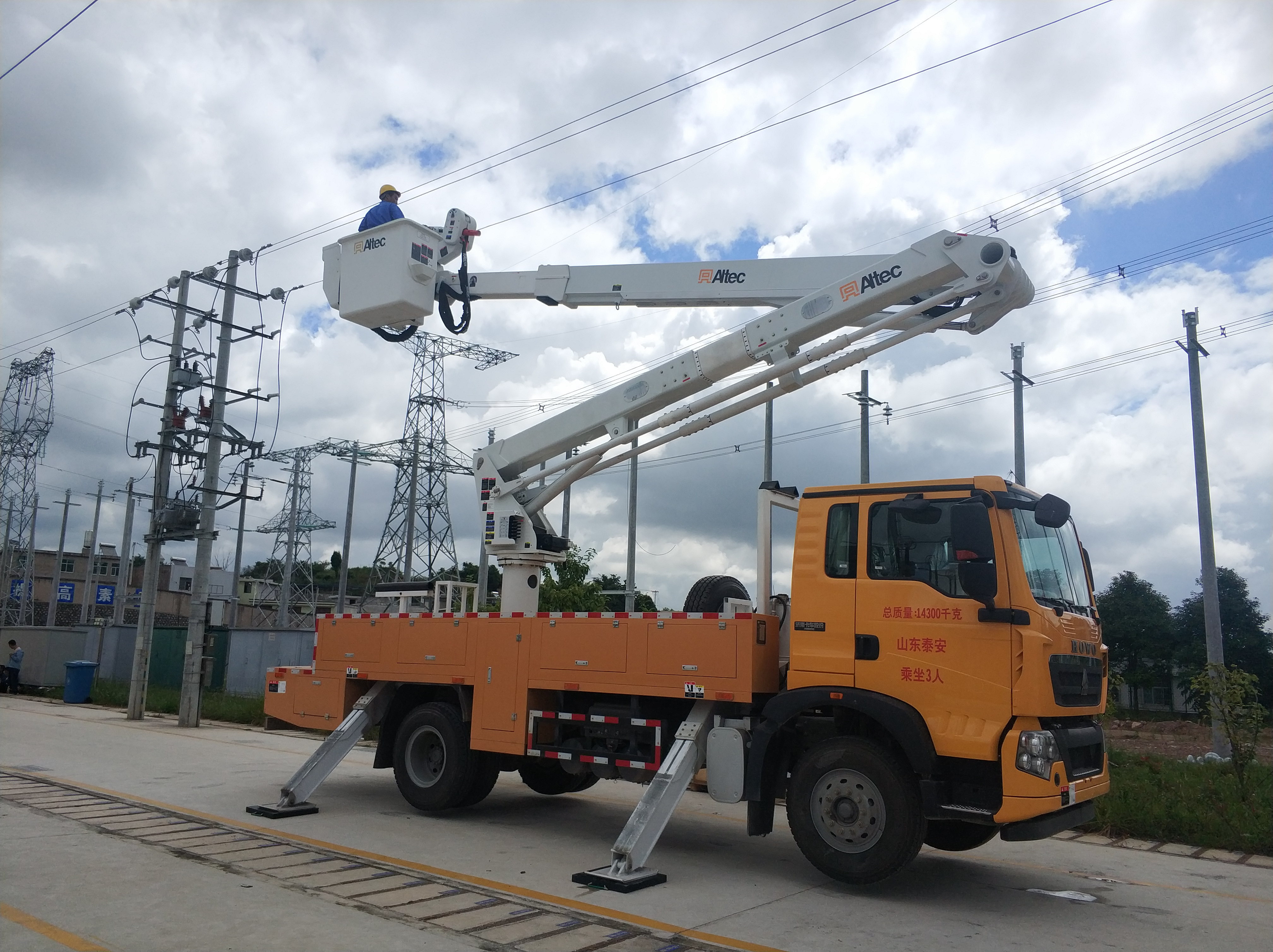 Distribution network insulation bucket arm truck (3) Distribution network insulation bucket arm truck (3)