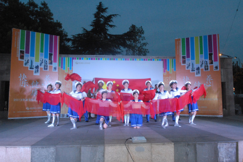 海灣園與知青藝術(shù)團(tuán)聯(lián)袂社區(qū)獻(xiàn)演 海灣園與知青藝術(shù)團(tuán)聯(lián)袂社區(qū)獻(xiàn)演