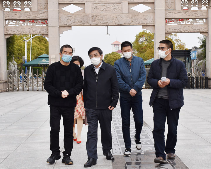 市民政局局長(zhǎng)朱勤皓赴海灣園檢查清明祭掃準(zhǔn)備工作