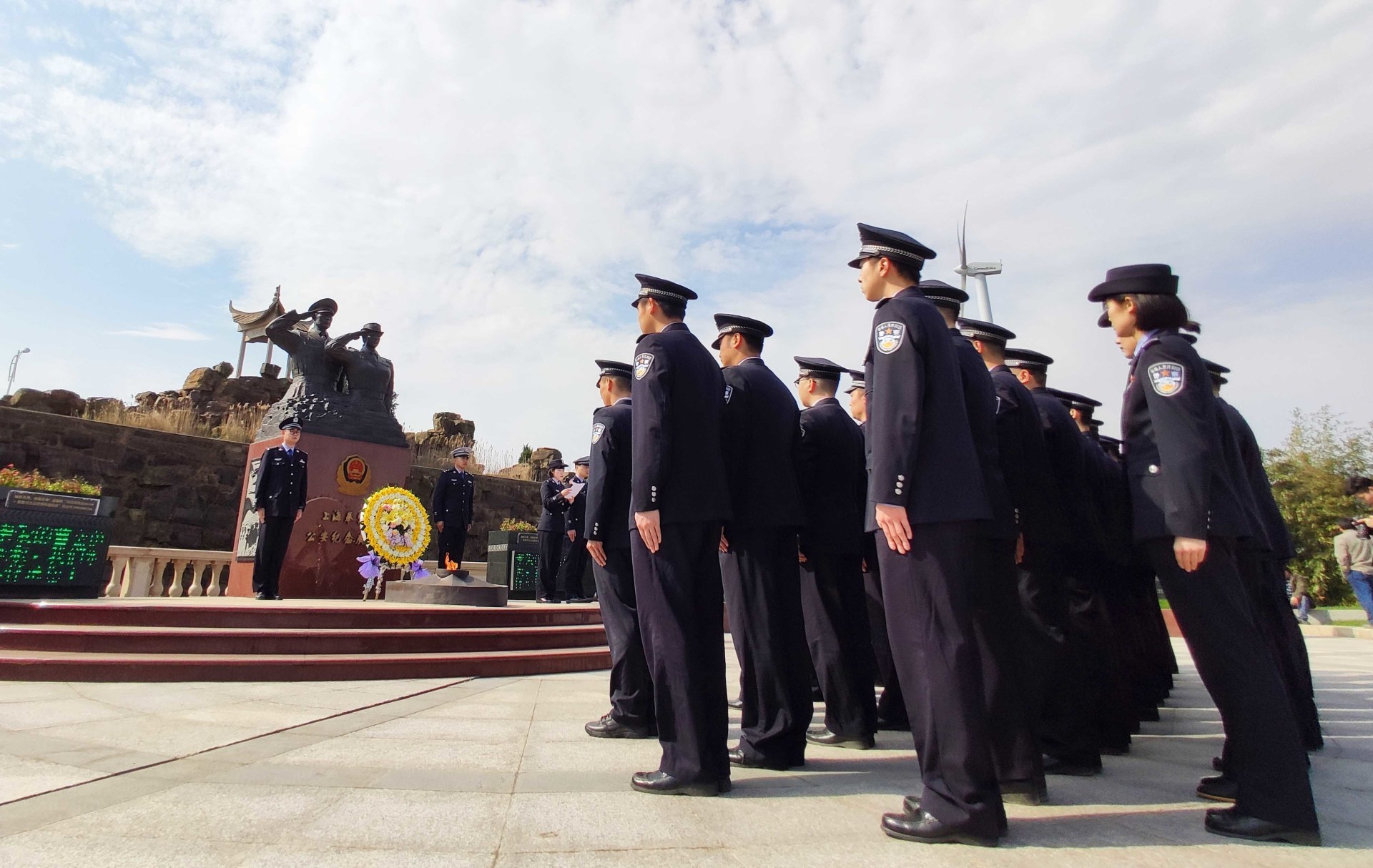 上海奉賢公安機(jī)關(guān)在海灣園祭掃緬懷英烈